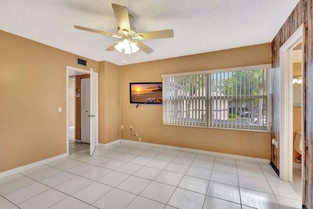 18 Amherst Court B, Royal Palm Beach, FL 33411