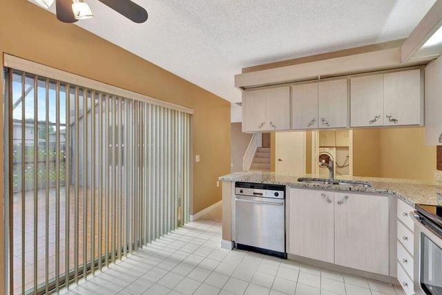 18 Amherst Court B, Royal Palm Beach, FL 33411