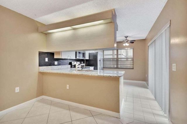 18 Amherst Court B, Royal Palm Beach, FL 33411