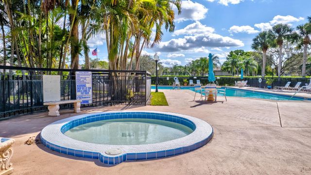 18 Amherst Court B, Royal Palm Beach, FL 33411
