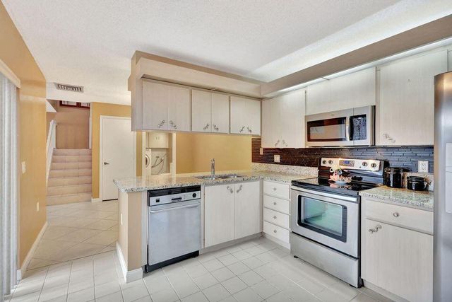 18 Amherst Court B, Royal Palm Beach, FL 33411