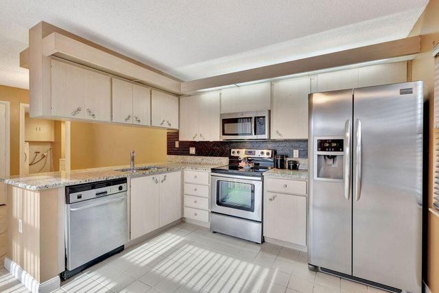 18 Amherst Court B, Royal Palm Beach, FL 33411