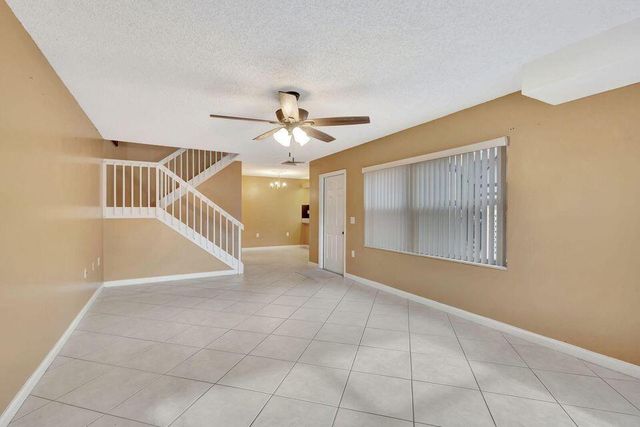18 Amherst Court B, Royal Palm Beach, FL 33411