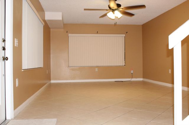18 Amherst Court B, Royal Palm Beach, FL 33411