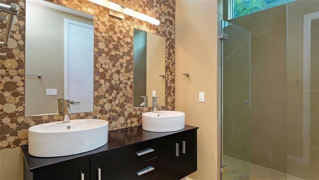 160 WHITTIER DRIVE, Sarasota, FL 34236