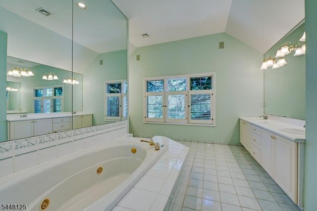 5 Meadow Ct, Montville Twp., NJ 07045