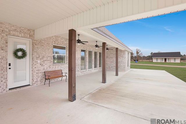 18056 Critter Cove Ln, Livingston, LA 70754