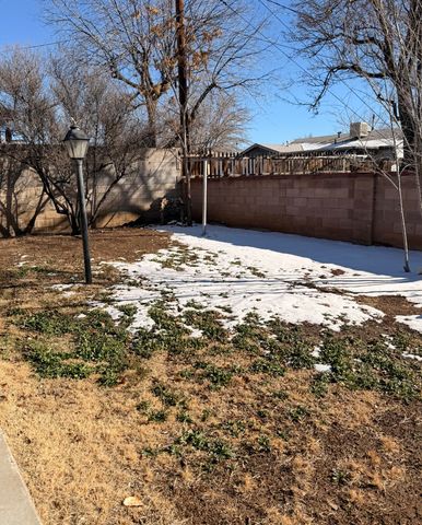 8906 Lexington Avenue NE, Albuquerque, NM 87112