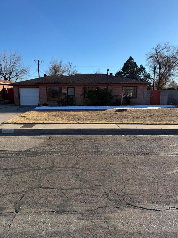 8906 Lexington Avenue NE, Albuquerque, NM 87112