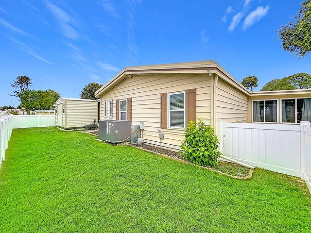 1690 NASSAU CIRCLE, Tavares, FL 32778