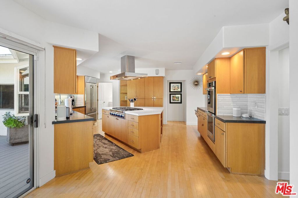 Image 15 of property listing at 12004 Briarvale Lane, Studio City, CA 91604