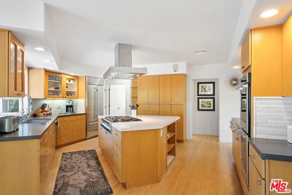 Image 16 of property listing at 12004 Briarvale Lane, Studio City, CA 91604