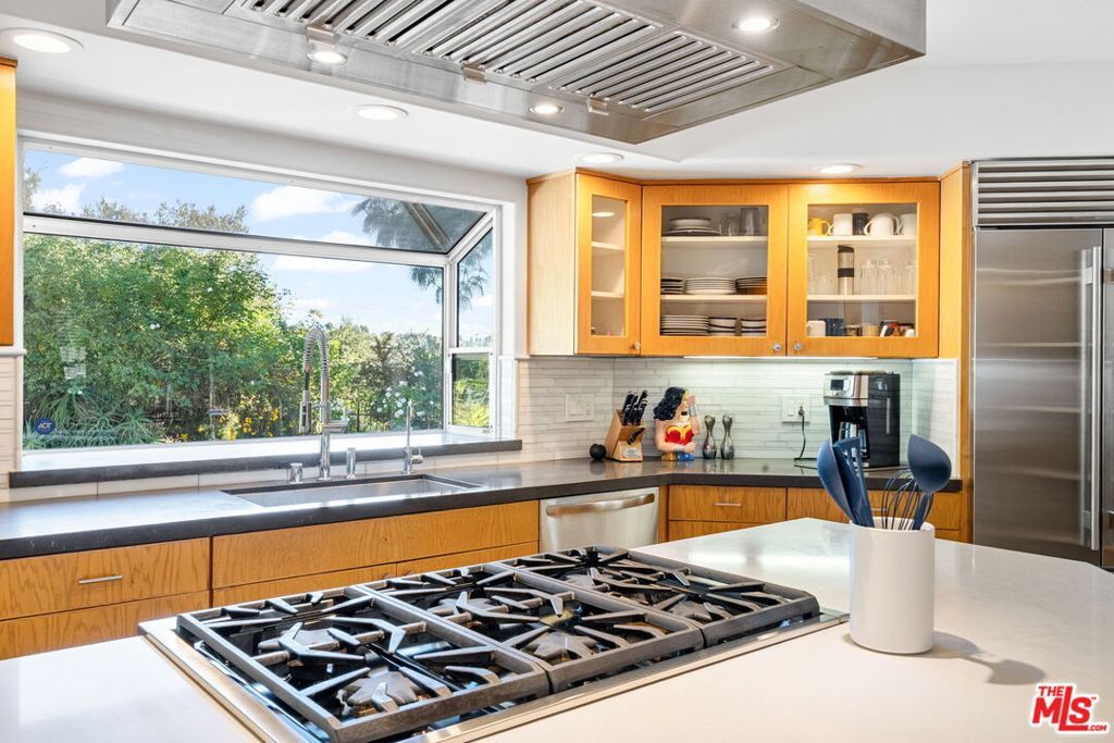 Image 19 of property listing at 12004 Briarvale Lane, Studio City, CA 91604