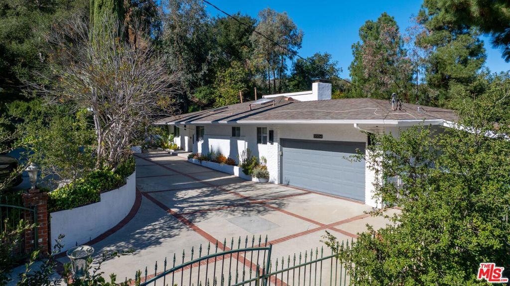 Image 2 of property listing at 12004 Briarvale Lane, Studio City, CA 91604