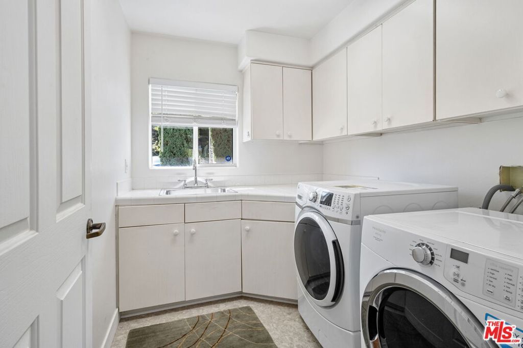 Image 21 of property listing at 12004 Briarvale Lane, Studio City, CA 91604