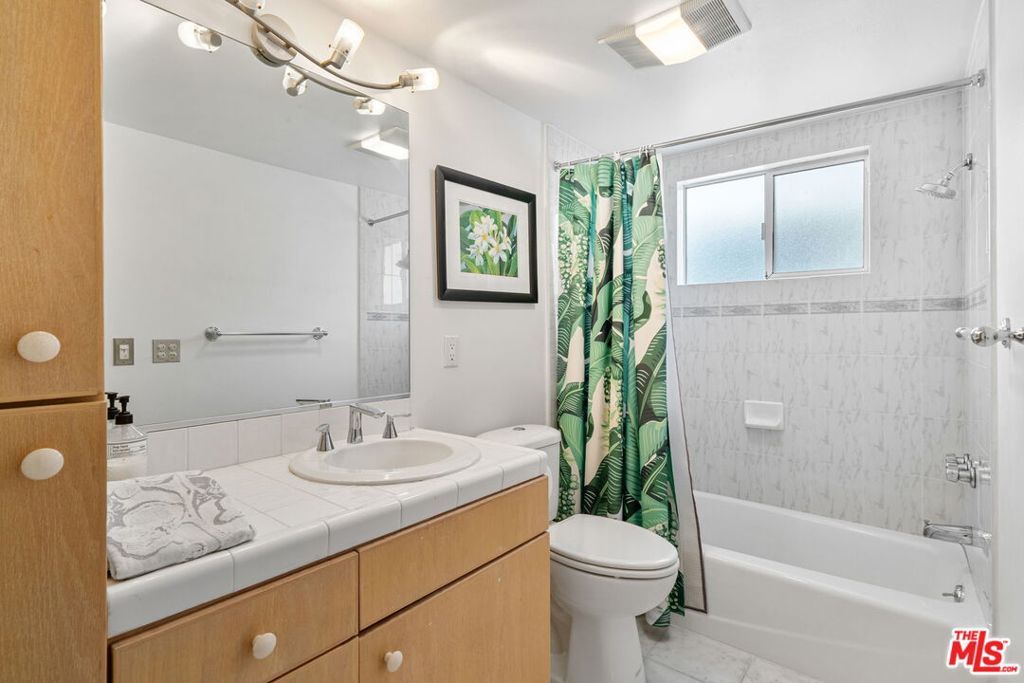 Image 22 of property listing at 12004 Briarvale Lane, Studio City, CA 91604