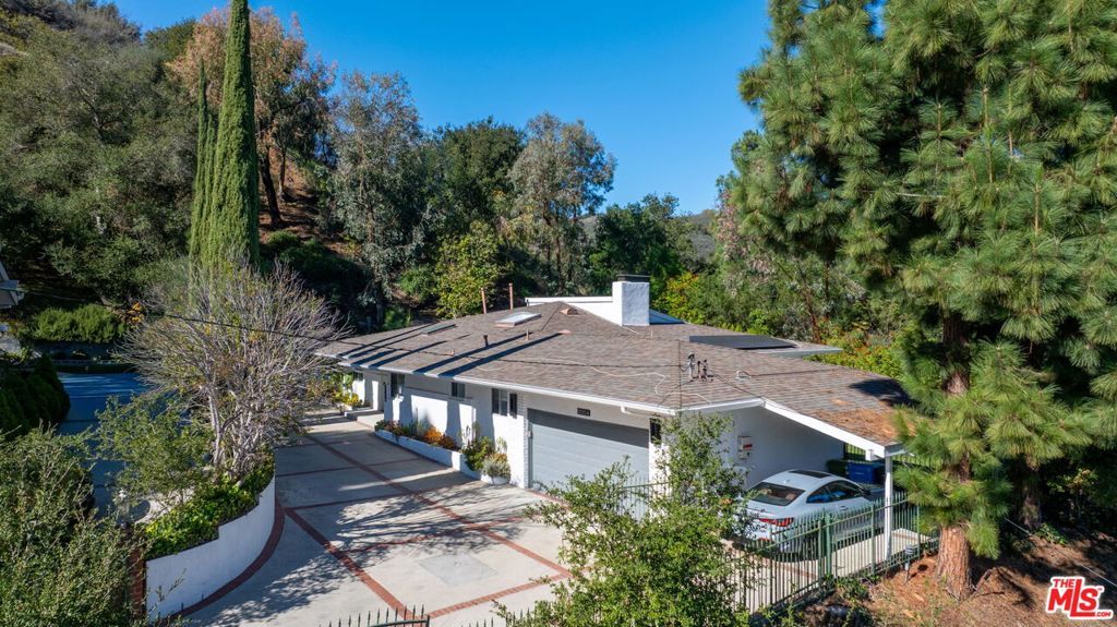 Image 3 of property listing at 12004 Briarvale Lane, Studio City, CA 91604
