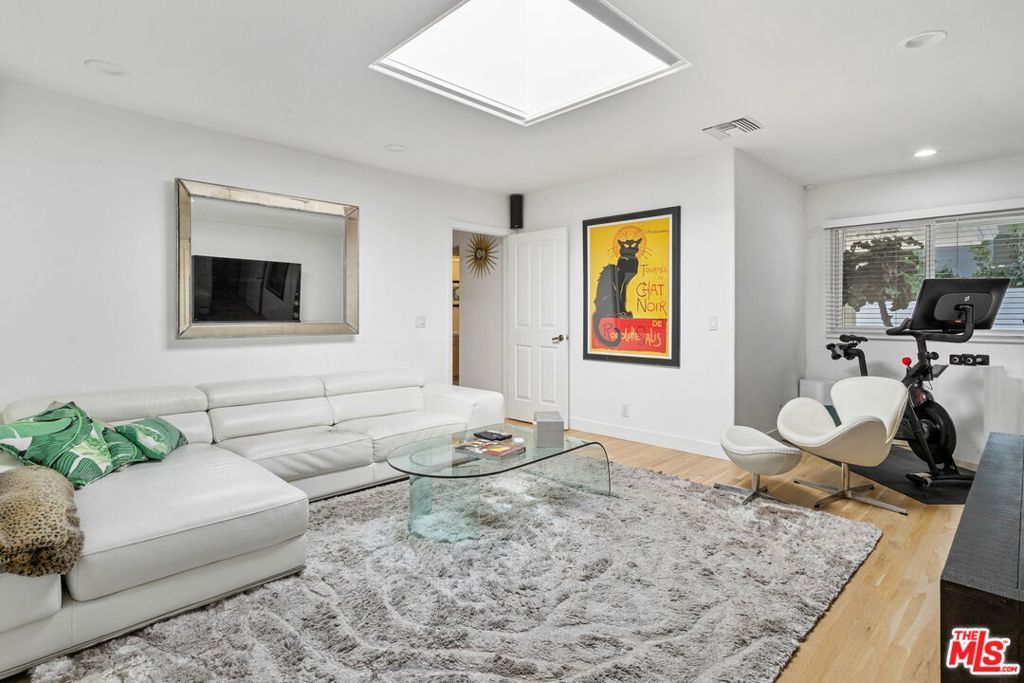 Image 30 of property listing at 12004 Briarvale Lane, Studio City, CA 91604