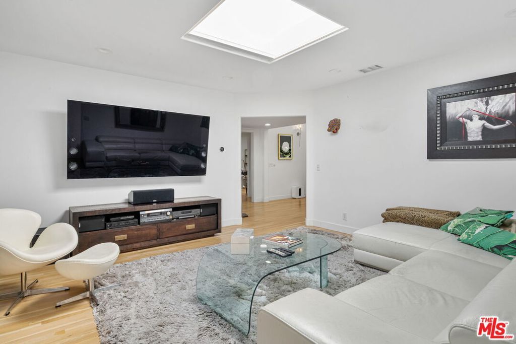 Image 31 of property listing at 12004 Briarvale Lane, Studio City, CA 91604