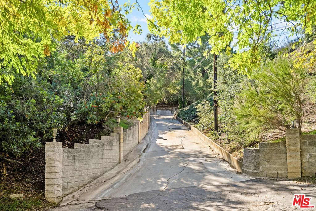 Image 4 of property listing at 12004 Briarvale Lane, Studio City, CA 91604