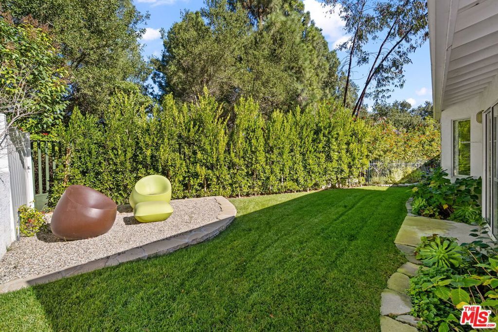 Image 44 of property listing at 12004 Briarvale Lane, Studio City, CA 91604