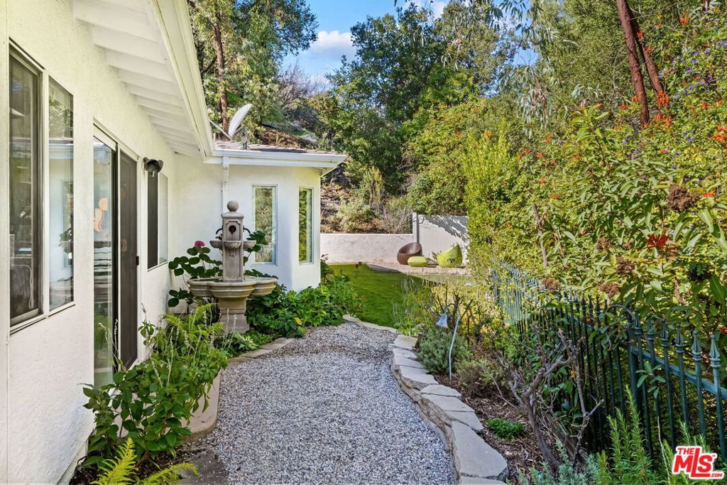 Image 48 of property listing at 12004 Briarvale Lane, Studio City, CA 91604