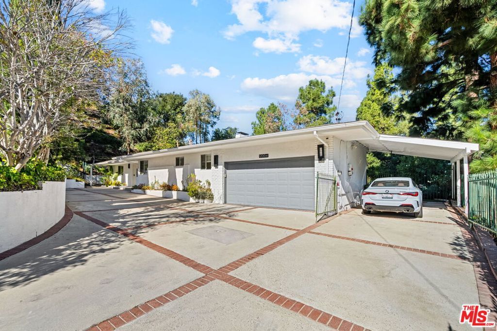 Image 5 of property listing at 12004 Briarvale Lane, Studio City, CA 91604