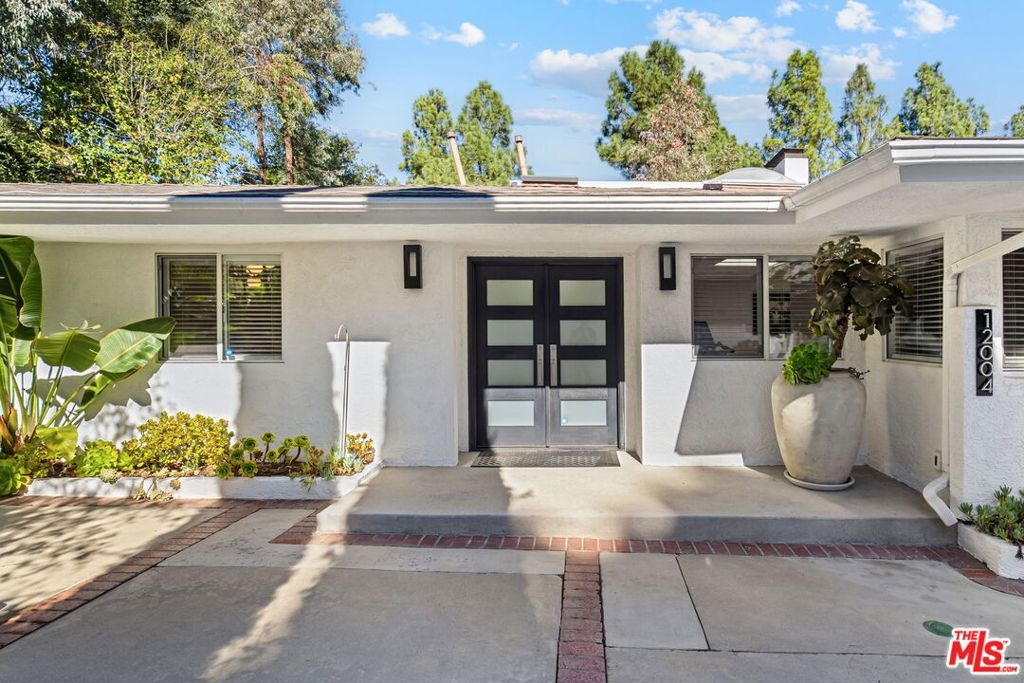 Image 6 of property listing at 12004 Briarvale Lane, Studio City, CA 91604