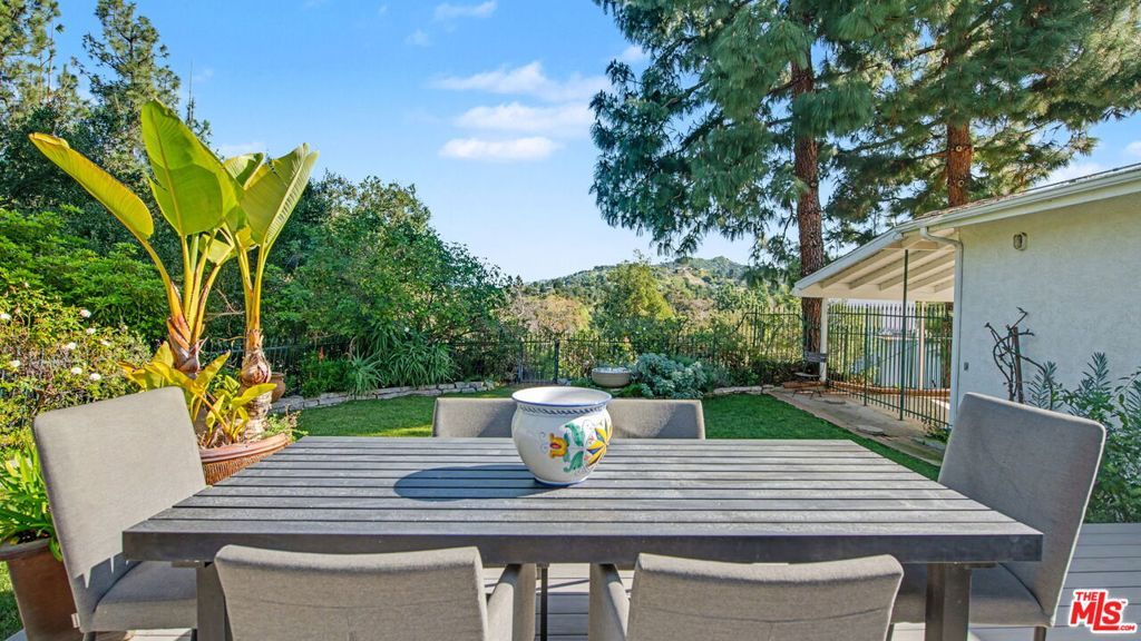 Image 61 of property listing at 12004 Briarvale Lane, Studio City, CA 91604