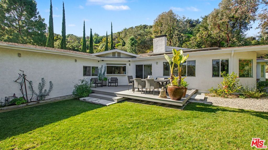 Image 63 of property listing at 12004 Briarvale Lane, Studio City, CA 91604