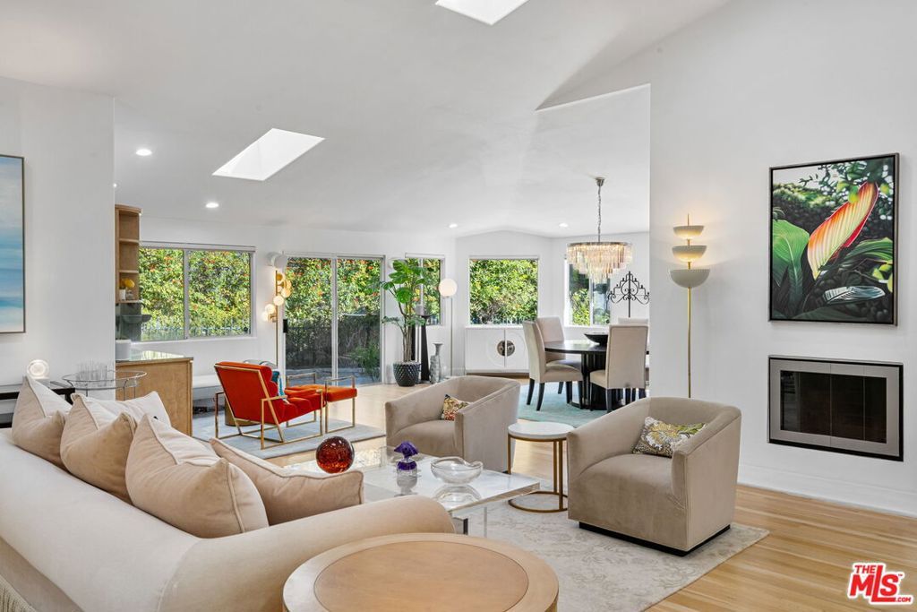 Image 9 of property listing at 12004 Briarvale Lane, Studio City, CA 91604