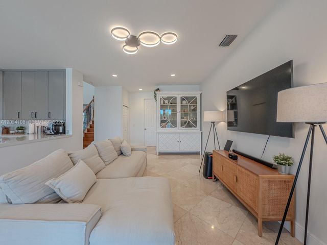2574 Jardin Way, Weston, FL 33327