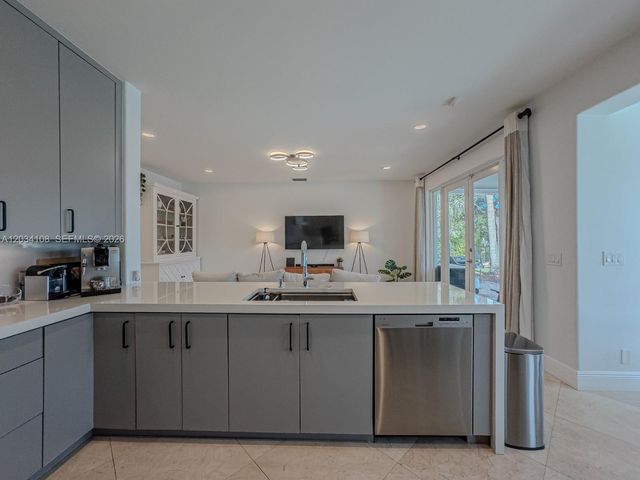 2574 Jardin Way, Weston, FL 33327