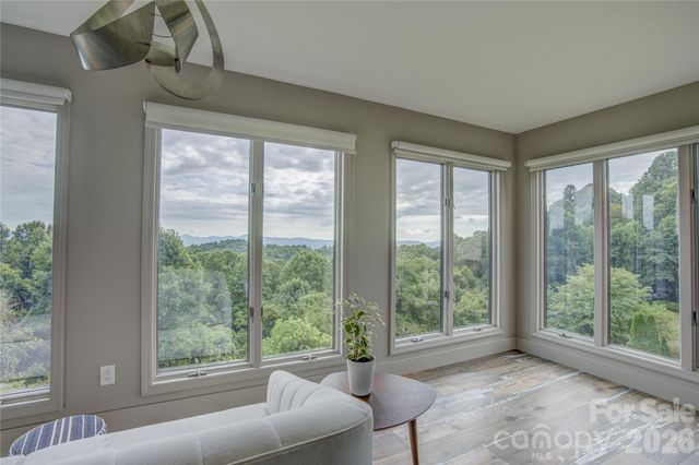 204 Fleetwood Plaza, Hendersonville, NC 28739