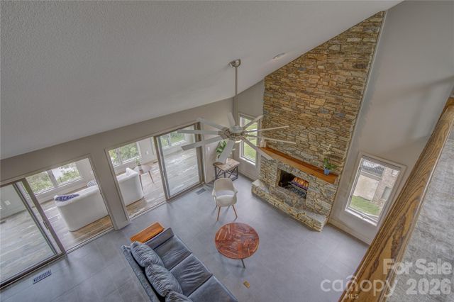 204 Fleetwood Plaza, Hendersonville, NC 28739