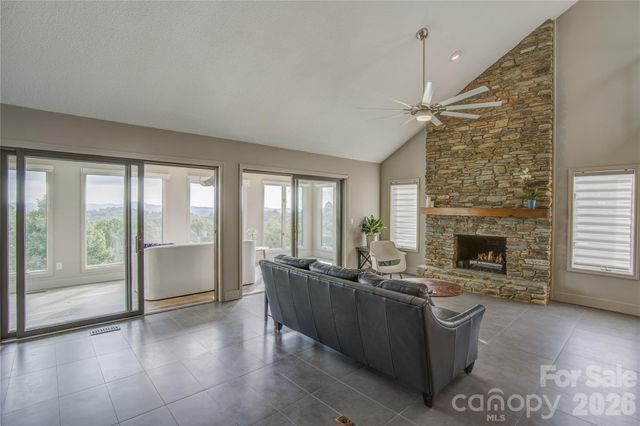 204 Fleetwood Plaza, Hendersonville, NC 28739