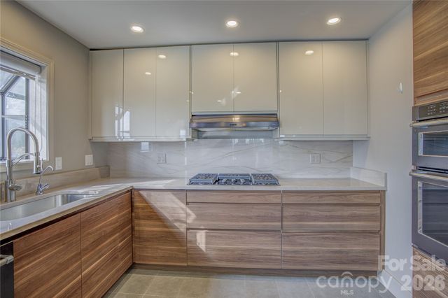 204 Fleetwood Plaza, Hendersonville, NC 28739