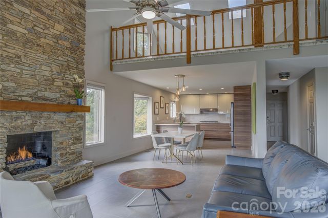 204 Fleetwood Plaza, Hendersonville, NC 28739