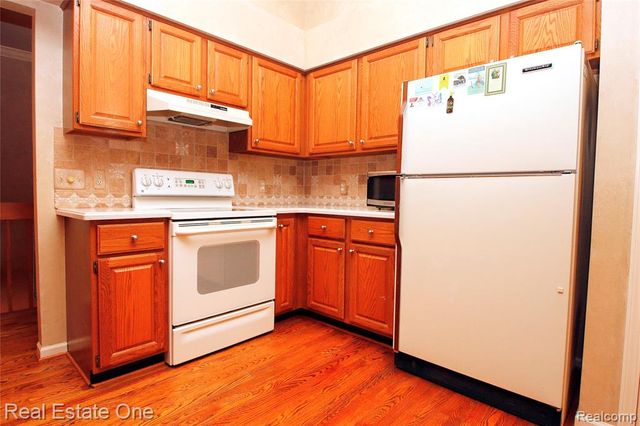 1227 Valley Circle, Rochester Hills, MI 48309