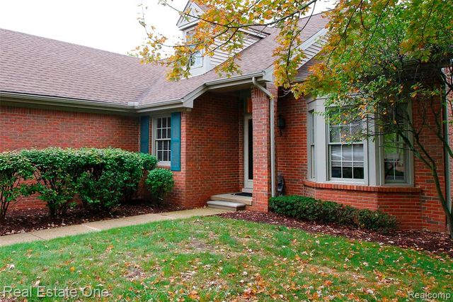 1227 Valley Circle, Rochester Hills, MI 48309