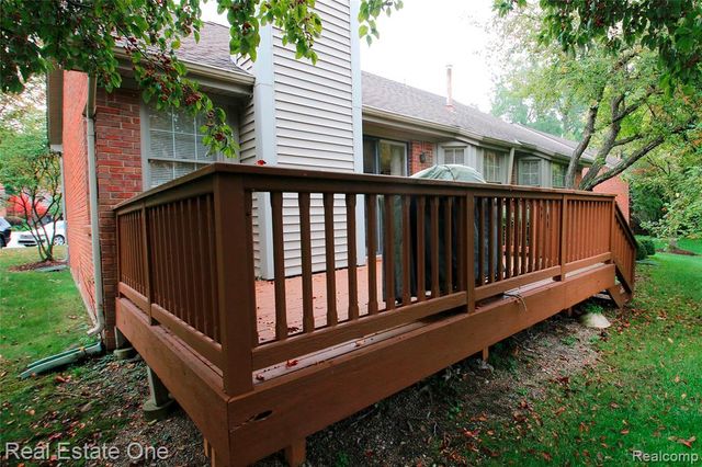 1227 Valley Circle, Rochester Hills, MI 48309