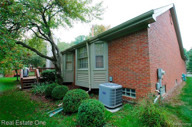1227 Valley Circle, Rochester Hills, MI 48309