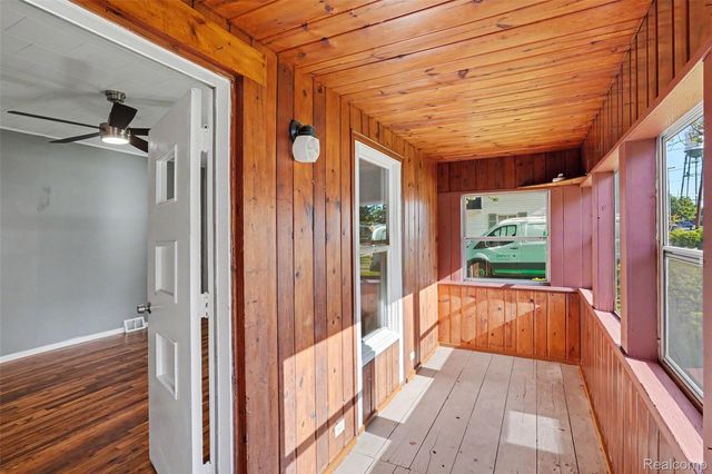 512 S Broad Street, Holly Village, MI 48442