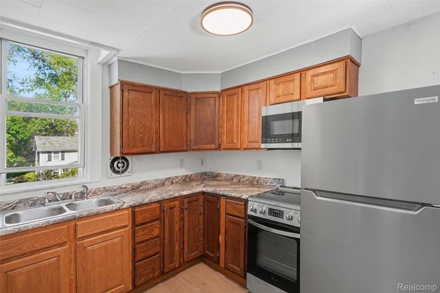 512 S Broad Street, Holly Village, MI 48442