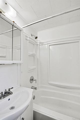512 S Broad Street, Holly Village, MI 48442