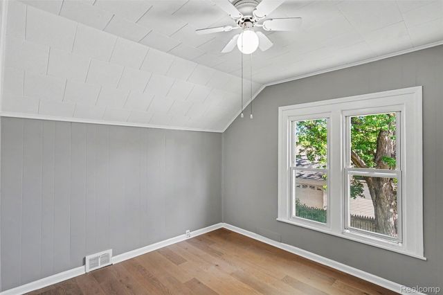 512 S Broad Street, Holly Village, MI 48442
