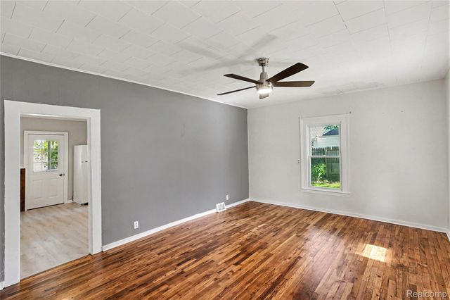 512 S Broad Street, Holly Village, MI 48442