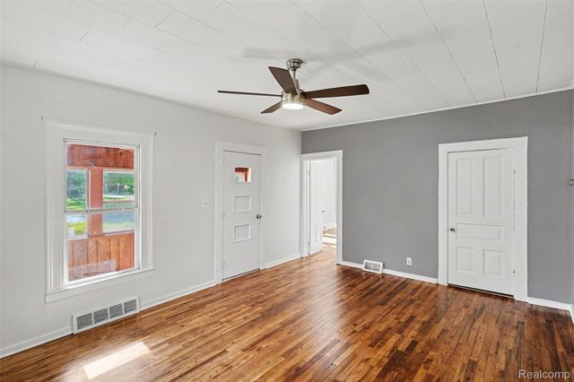 512 S Broad Street, Holly Village, MI 48442