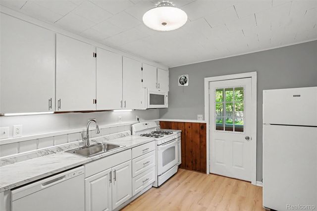 512 S Broad Street, Holly Village, MI 48442