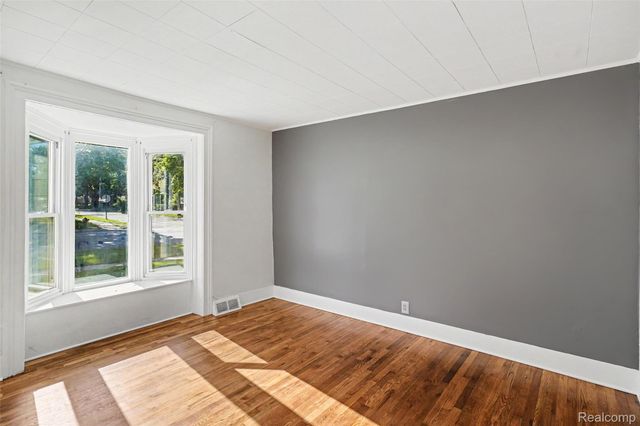 512 S Broad Street, Holly Village, MI 48442